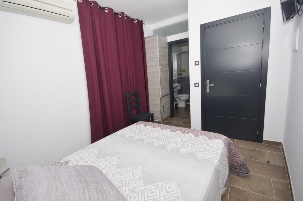 Hostal Maria Jose Conil De La Frontera Exterior photo