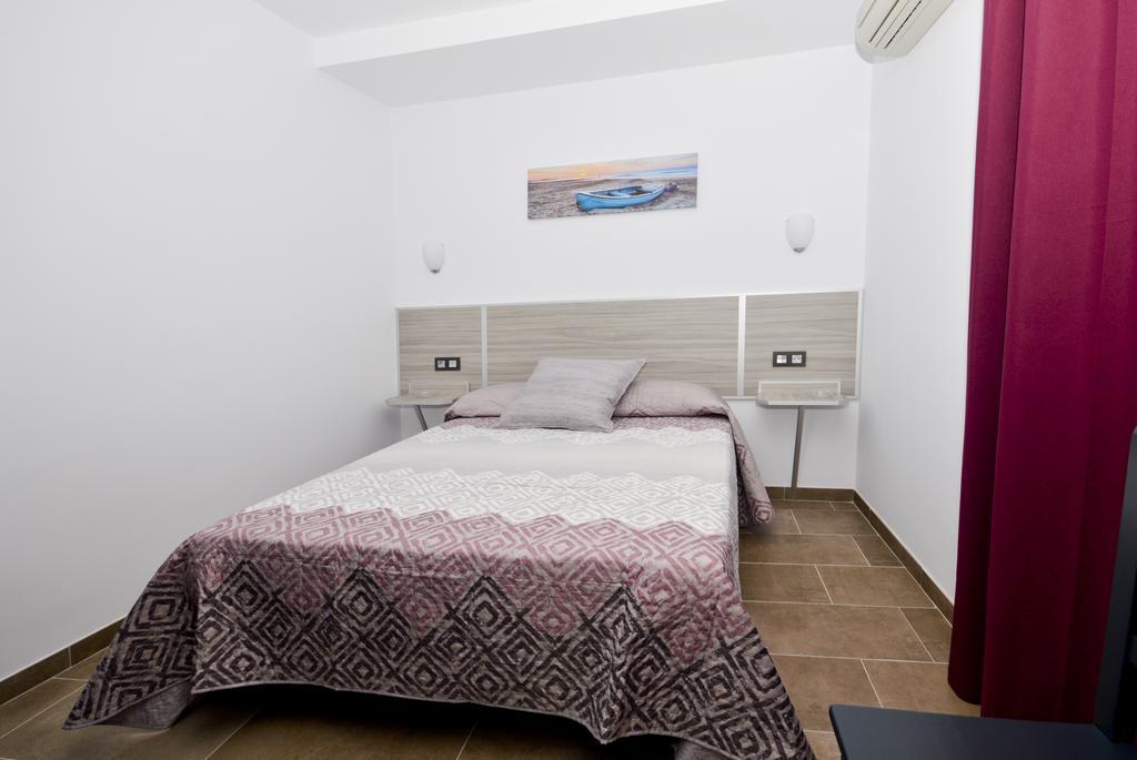 Hostal Maria Jose Conil De La Frontera Exterior photo