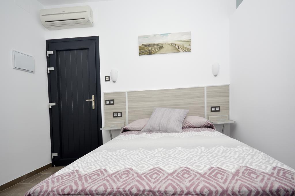 Hostal Maria Jose Conil De La Frontera Exterior photo